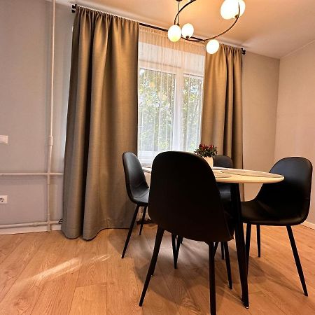 Parkside Escape: Stylish 1-Br Apartment Рига Екстериор снимка