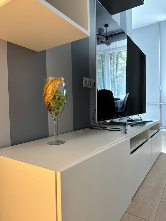 Parkside Escape: Stylish 1-Br Apartment Рига Екстериор снимка