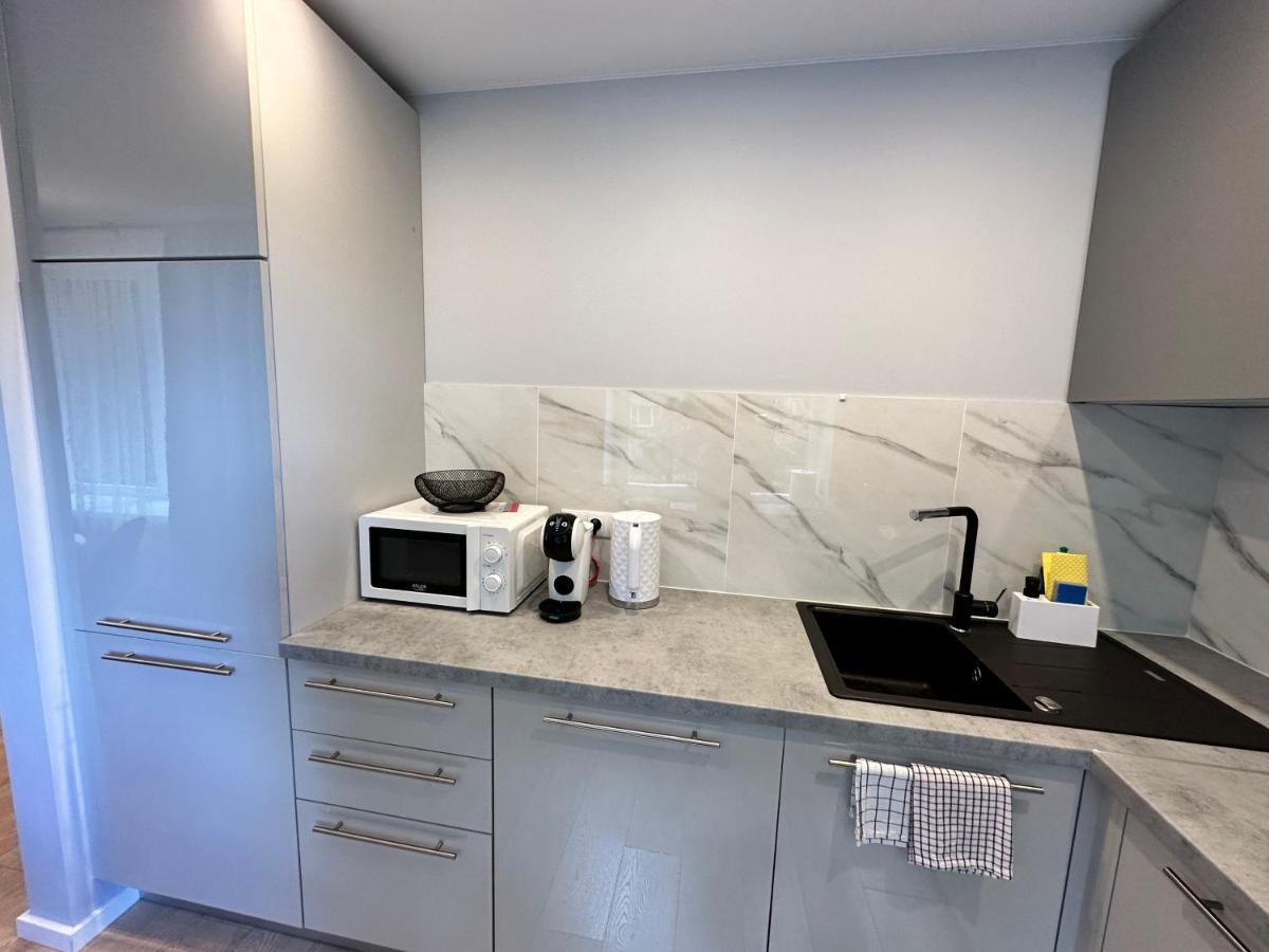 Parkside Escape: Stylish 1-Br Apartment Рига Екстериор снимка