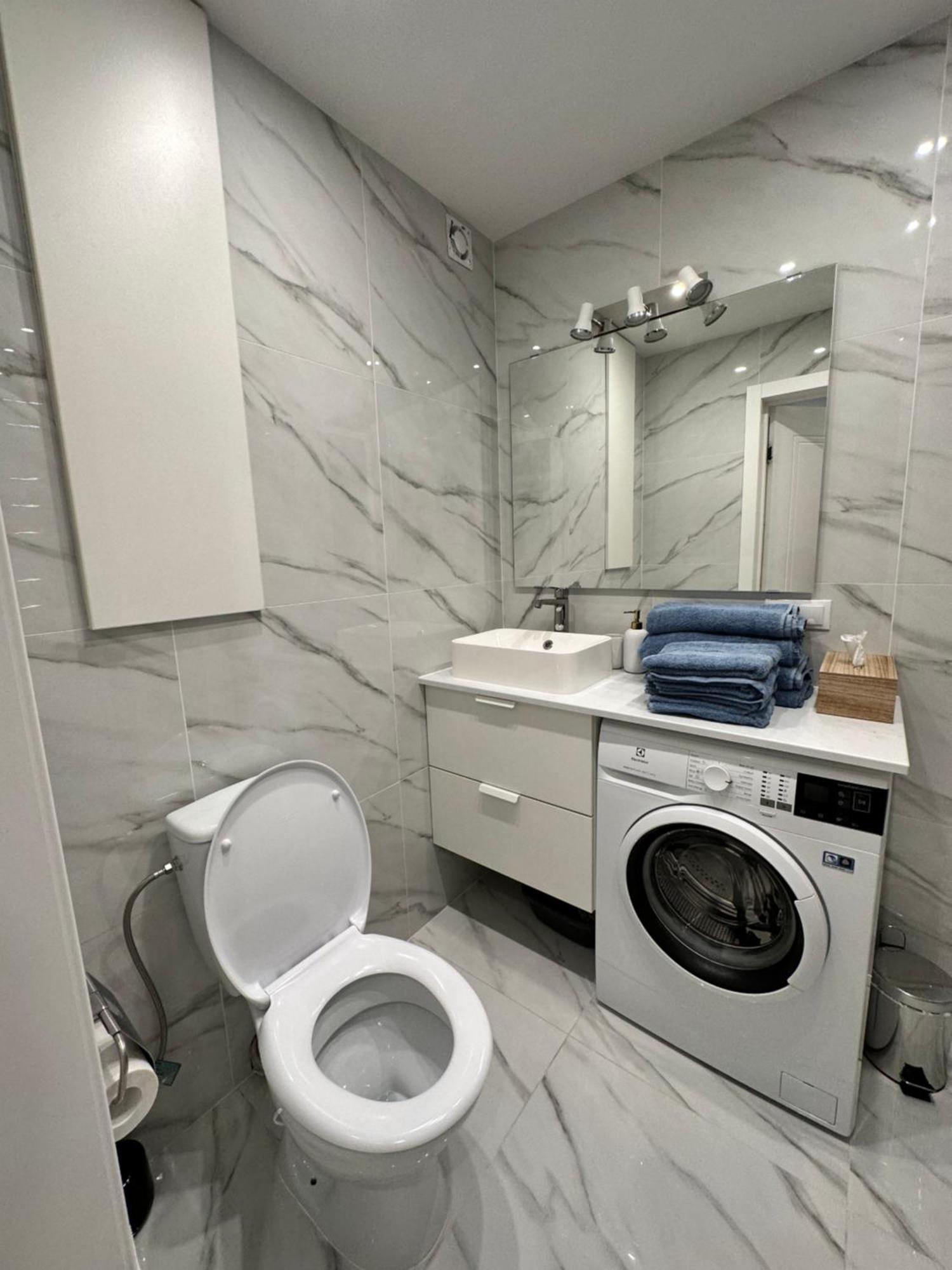 Parkside Escape: Stylish 1-Br Apartment Рига Екстериор снимка